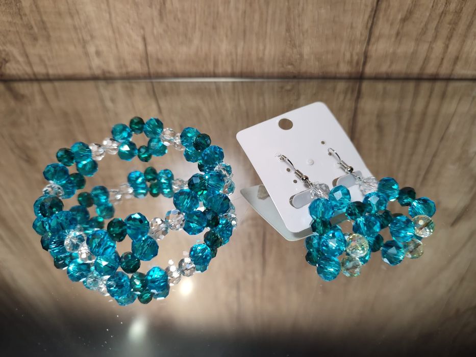 Браслеты, серьги из натуральных камней.