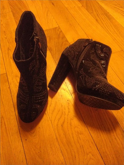 Официални черни велурени боти с инкрустирани орнаменти от камъни