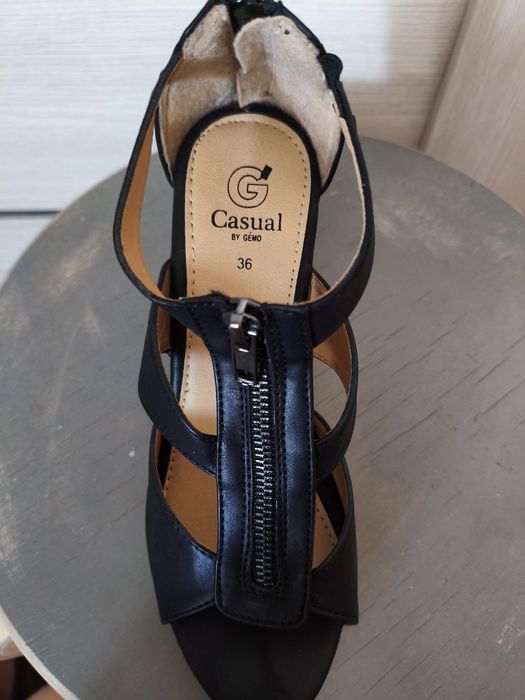 Стильные босоножки на танкетке