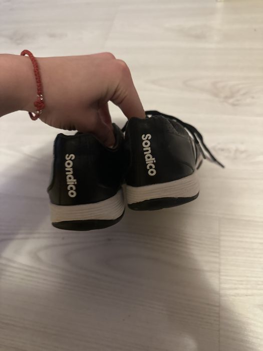 Спортни обувки.