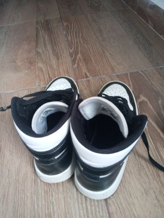 Vând Air Jordan păpucii ai fost purtați de câteva ori mărimea 37