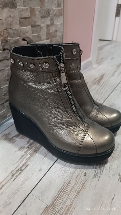 Сребристи дамски боти 37