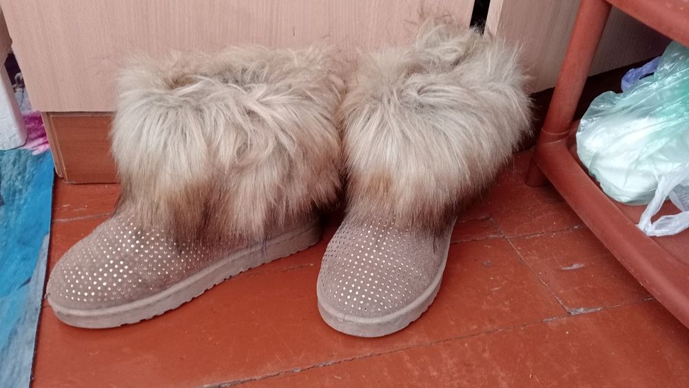 Продам женскую обувь угги