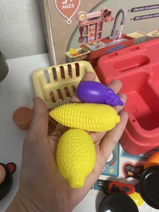 Детска мивка с течаща вода с малка кухня