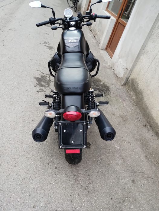 Moto Guzzi v7 stone