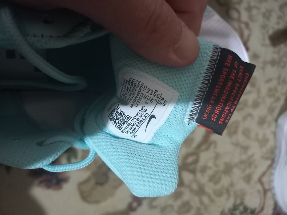 Новые кроссовки Nike