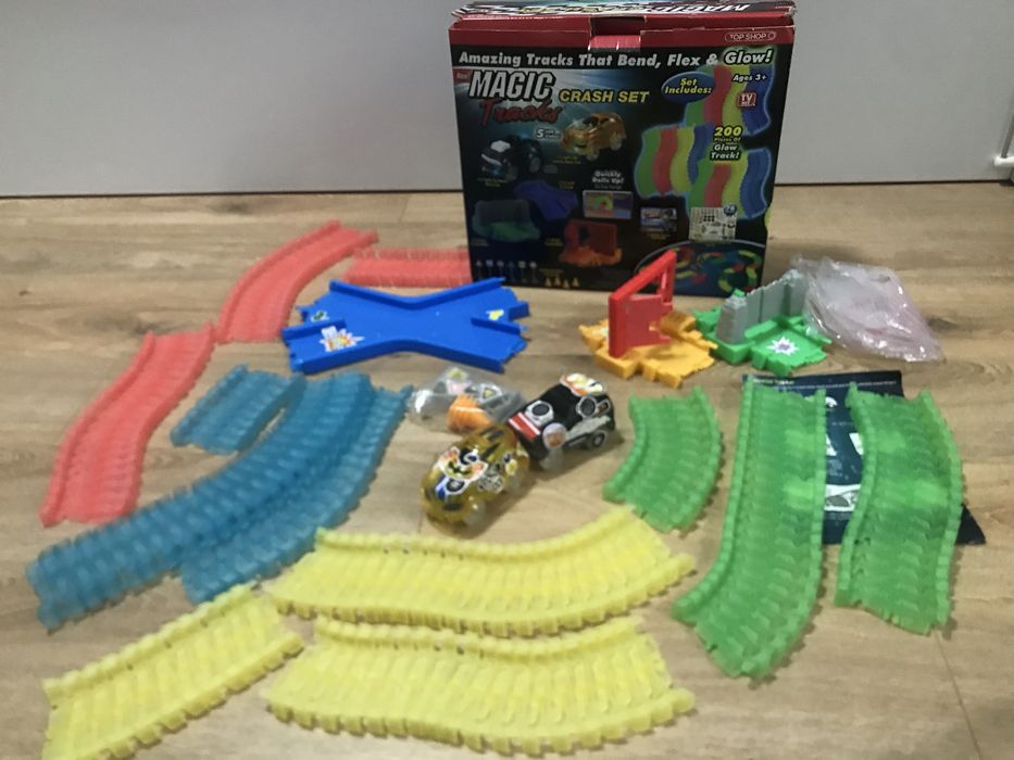 Писти, гаражи Hot Wheels и други