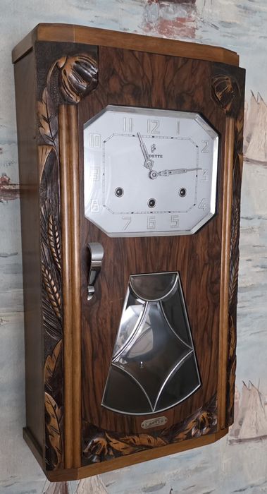 Настенные четвертные часы с боем.