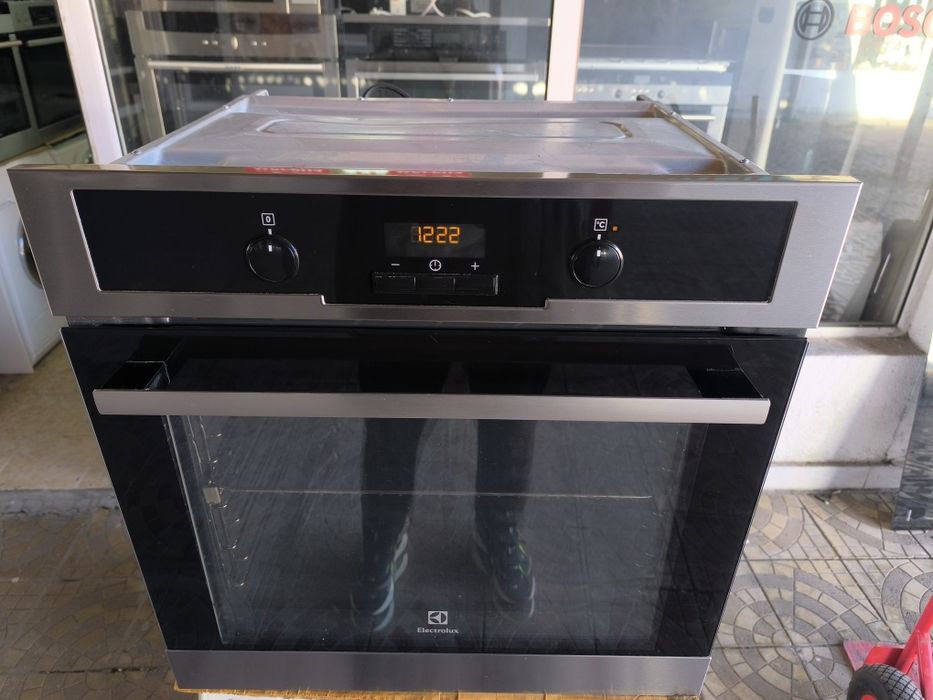 Фурна Electolux EOB5450AOX - 76 литра . Плавно затваряне на вратата.