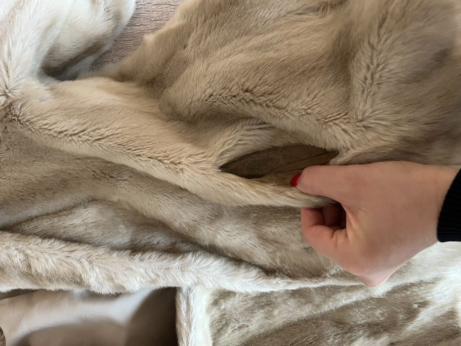 Пухкаво палто от еко косъм в бежов цвят