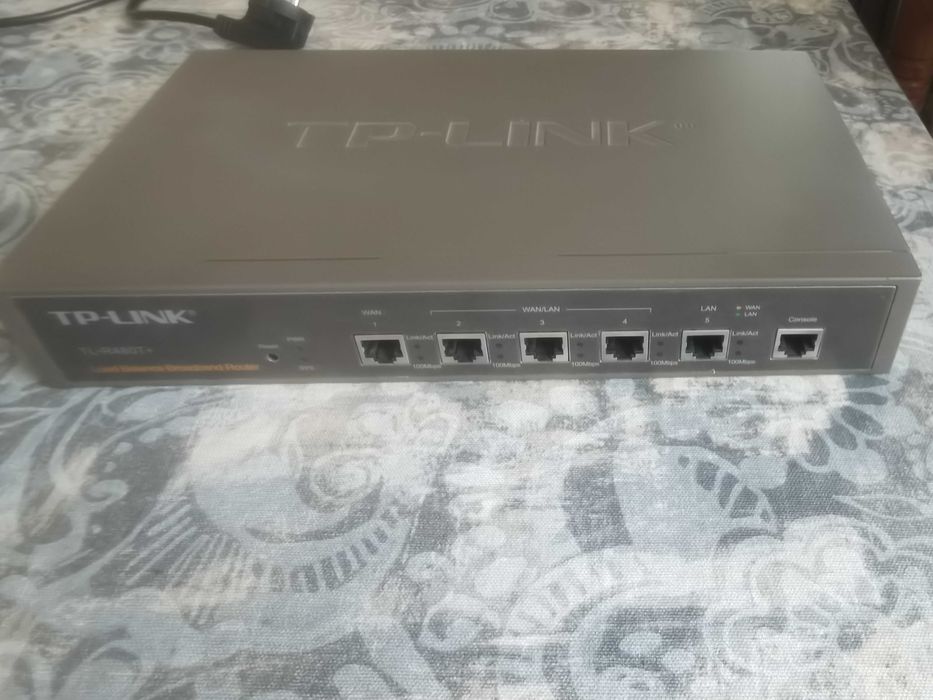 Рутер ( Router ) +  точки за достъп ( Access Point )  голямо покритие