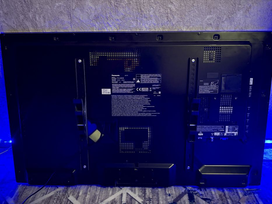 Panasonic TX-L42E5E, 42 инча (107 см), Full HD резолюция.