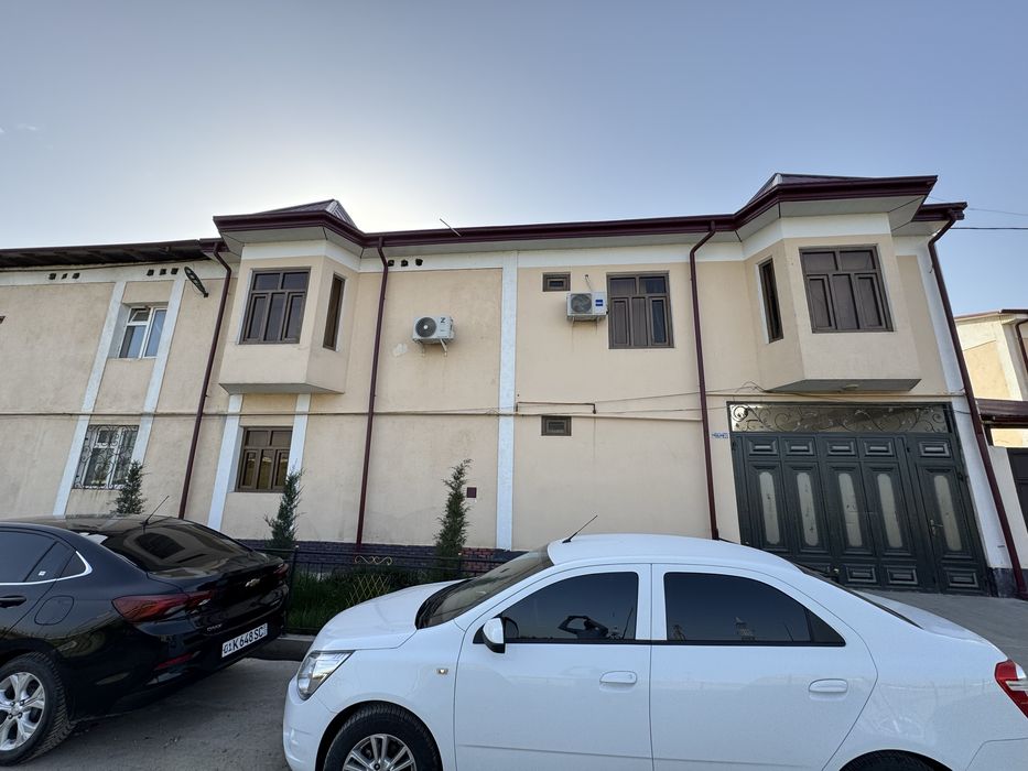 Янги Ўзбекистон Юқоричирчиқ туманида 8 хонали коттедж сотилади.