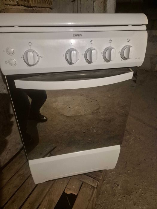 Vând aragaz cu 4 ochiuri și cuptor pe gaz