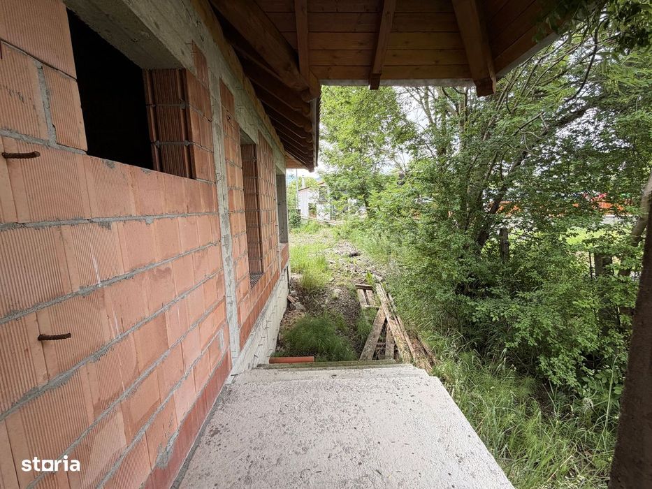 Casă de vânzare 260 mp utili + 1052 mp teren in centrul orasului Covas