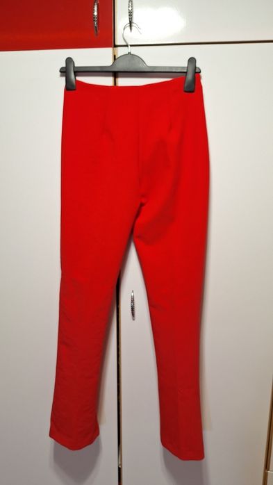 Pantaloni rosii River Island