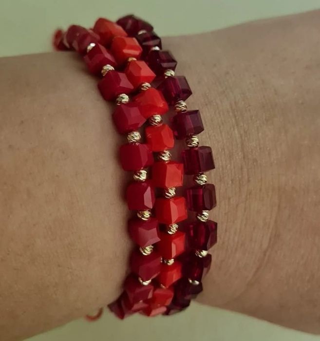 Продам браслеты.золотая нитьить