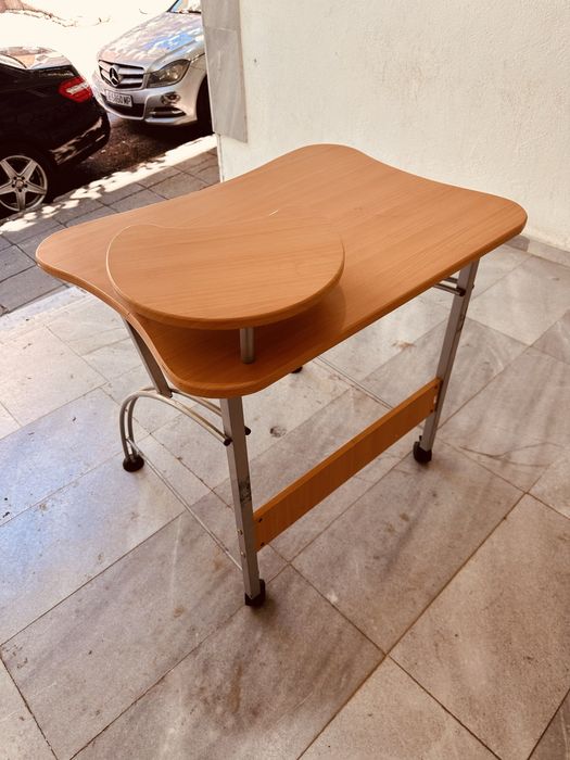 Практично компютърно бюро с изтеглящ плот и поставка от 90-те