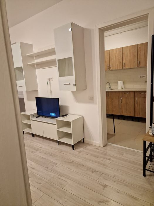 Închiriez garsoniera cu loc de parcare
