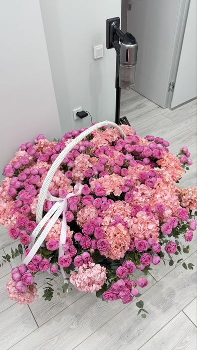 Премиальный букет цветов из пионовидных роз и гортензии