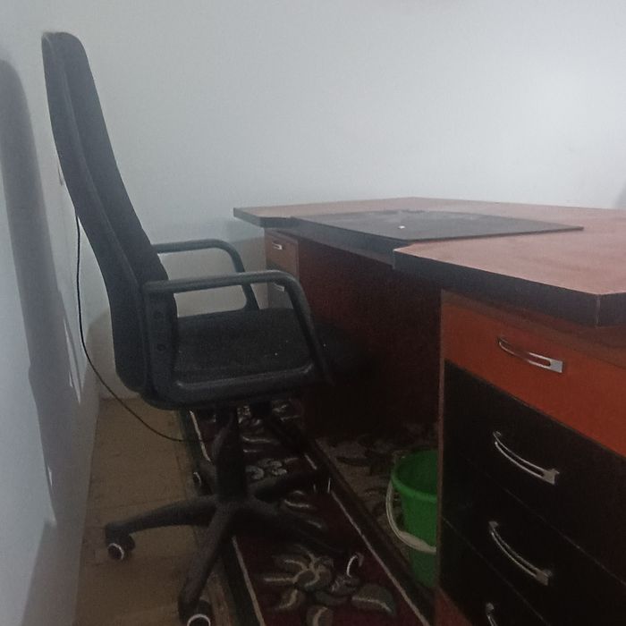 Офис учин стол сотилади