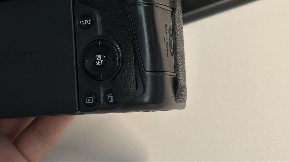 Продам Canon eos R