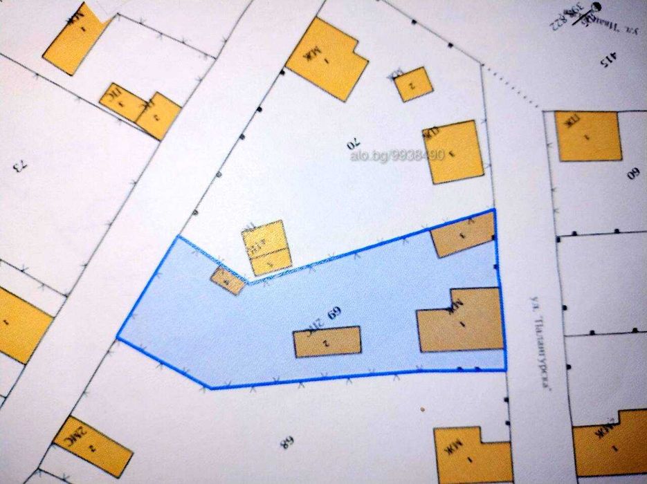 Продавам УПИ с  4 масивни къщи  и 3 постройки в с.Славщица до ЛОВЕЧ