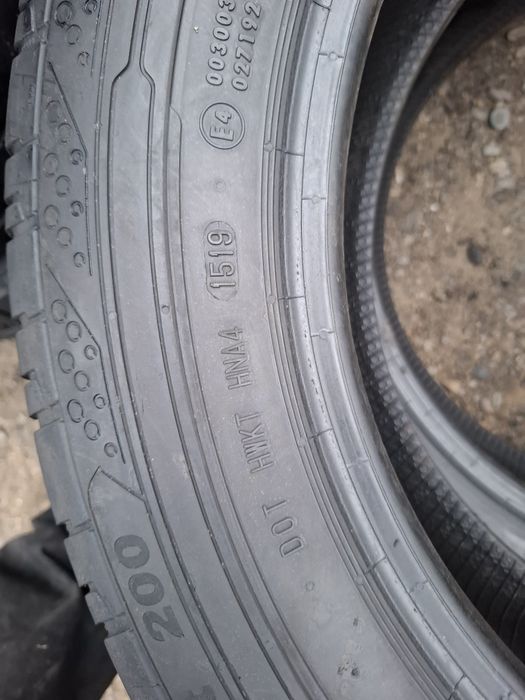Vand 2 anvelope 215 60 17 C continental de vara bune