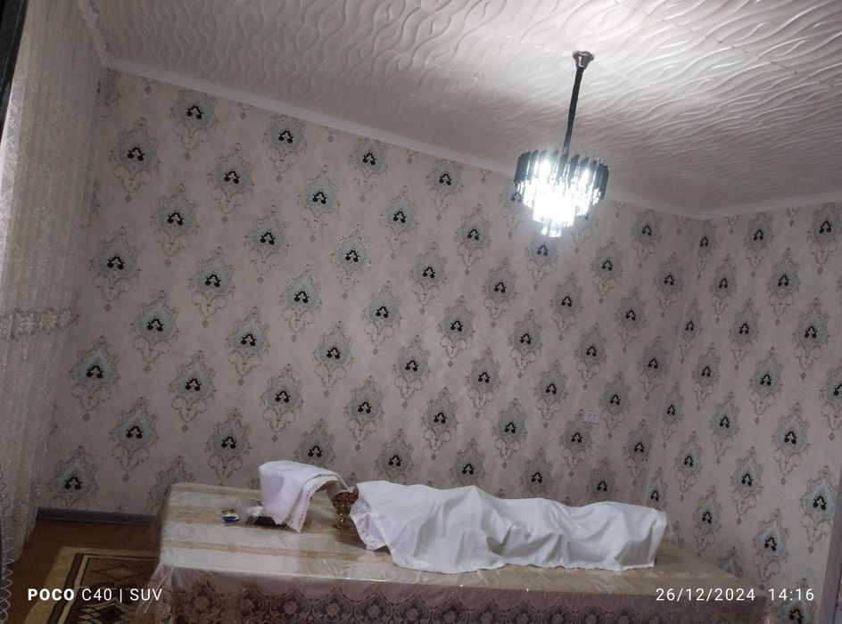 Hovlili uy sotiladi 5 xonali Chirchiq sh. Haqiqat koʻchasi 64 uy