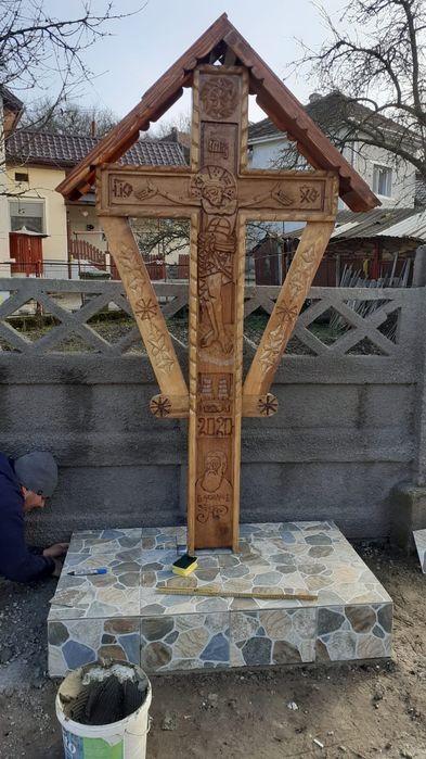 Troite sculptate manual pe lemn de stejar