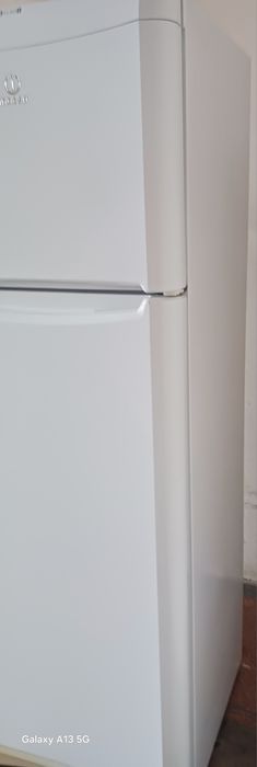 Frigider cu 2 uși Indesit, Clasa A, curat și perfect funcțional