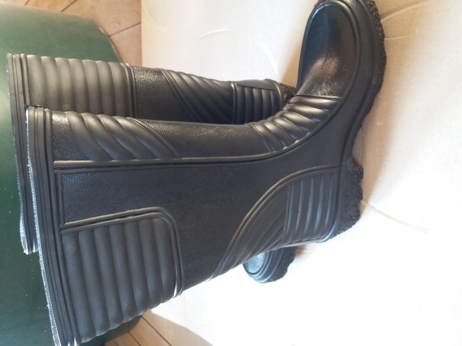 Vînd cizme de cauciuc