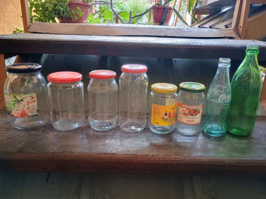 Продавам буркани на винт и бутилки.
