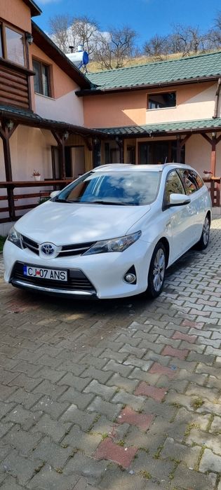 Toyota Auris Hybrid pentru Bolt si Uber