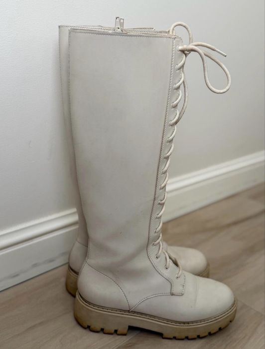 Сапоги белые на шнурках