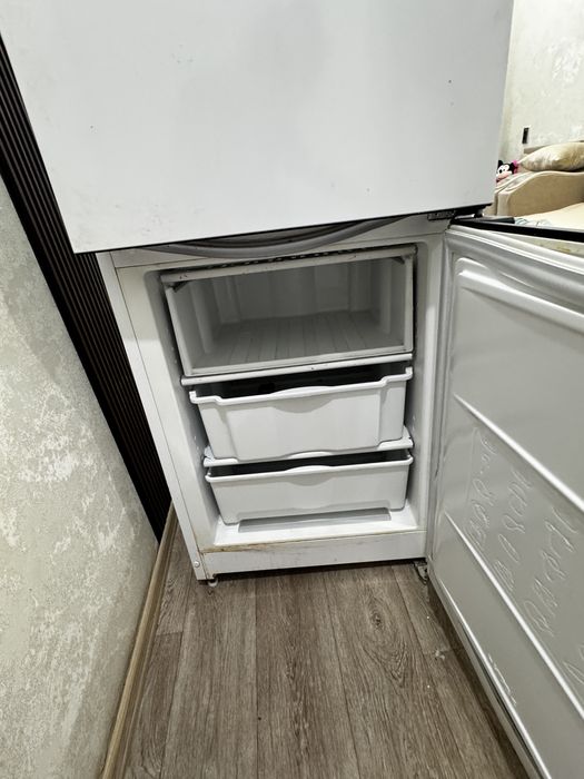 Продается Холодильник indesit!