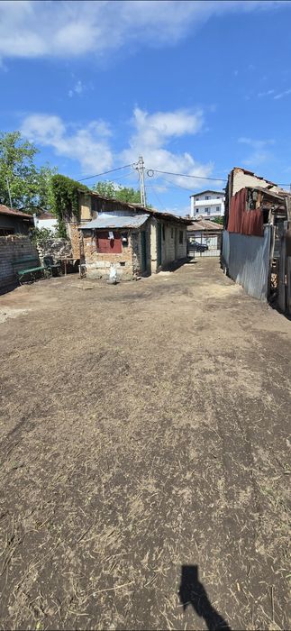 Teren cu casa bătrânească lângă bulevardul 1 mai