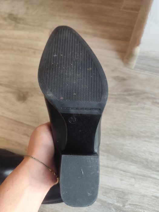 Gheata decupata piele mărimea 38