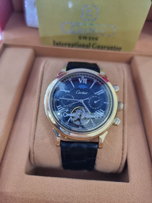 Продаю золотые часы Cartier. Модные и очень стильные