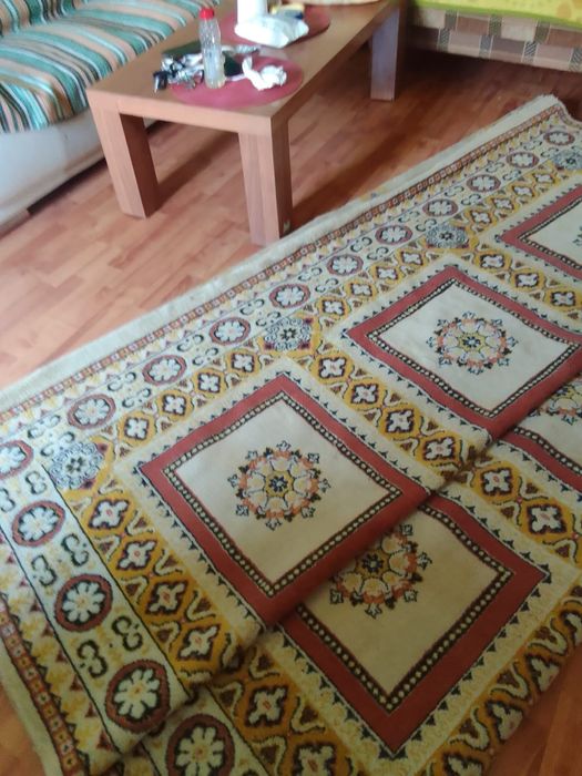 Covor gros folist dar îngrijit.