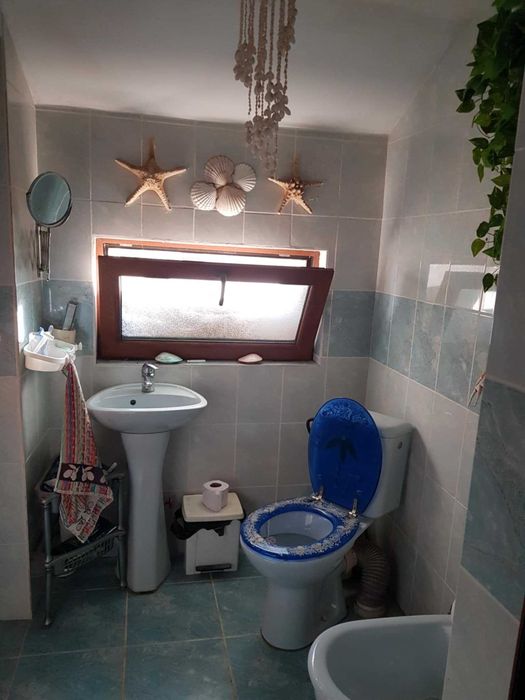 Продавам селска къща с чудесно място за грижи за животни и реколта.