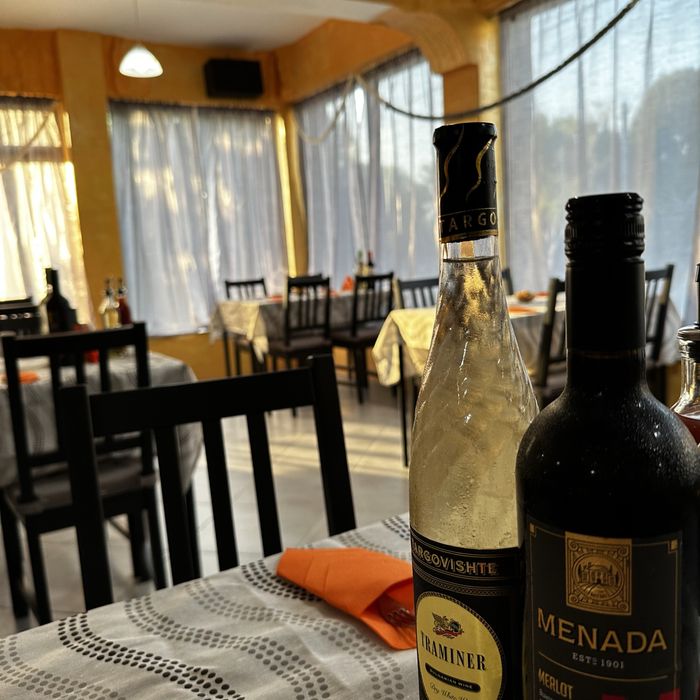 Дава се под наем Заведение в с. Добрина, Област Варна - 569 кв.м за 153 € - Снимка #12