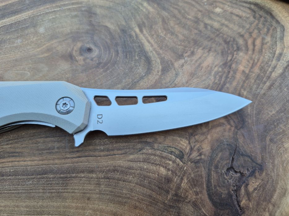 Сгъваем джобен нож ,стомана D2 с двуцветна дръжка,D120