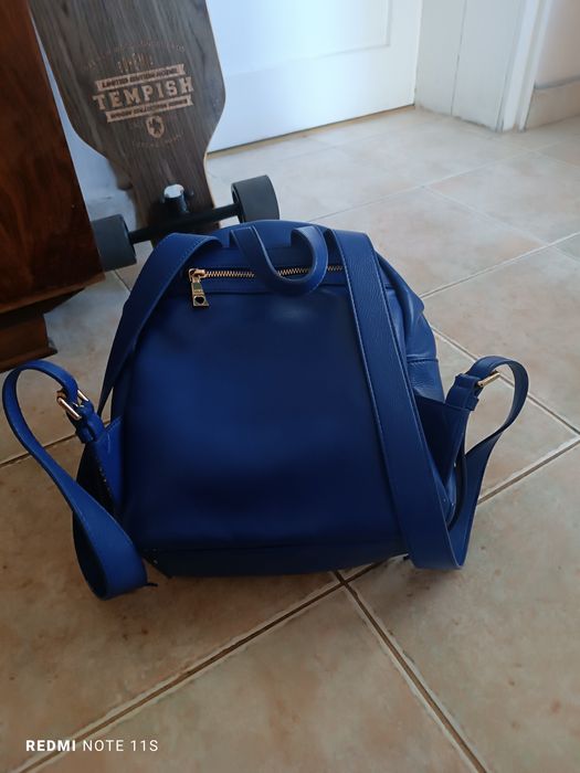 Дамска синя раница носена е с нормални следи от употреба