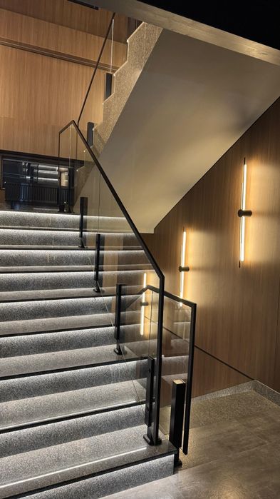 Стеклянный перегородки и витражи