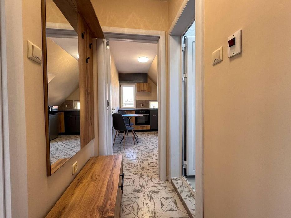 Дава се под наем Двустаен апартамент в Бургас, Център - 50 кв.м за 408 € - Снимка #2