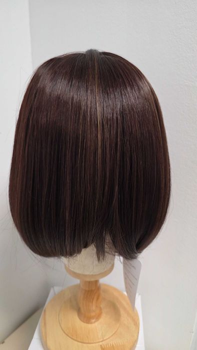 Perucă sintetică HAIRCUBE bob șaten cu șuvițe caramel și breton – nouă