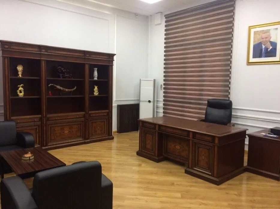 (А) Сдаётся помещение под офис.