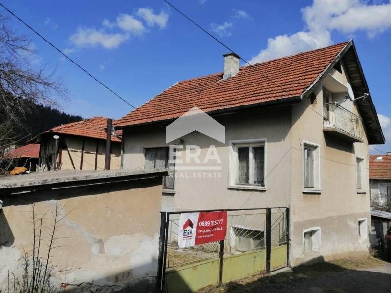 Еднофамилна къща с двор за продажба в с. Говедарци, Софийска област