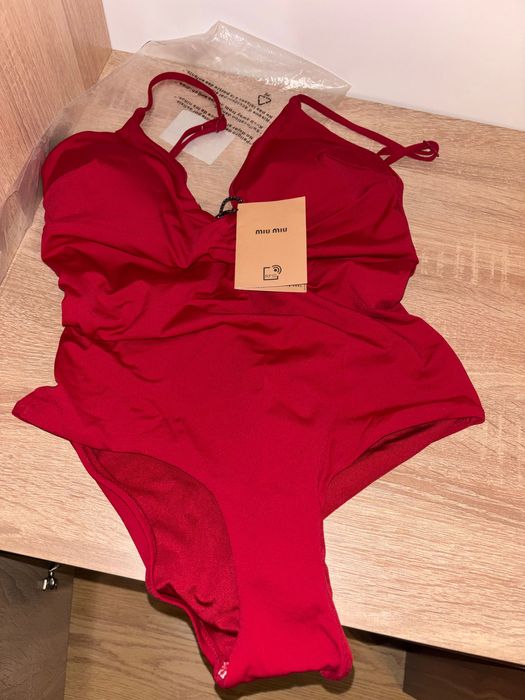 Accesoriu nou nou - costum de baie roșu Miumiu și prad a